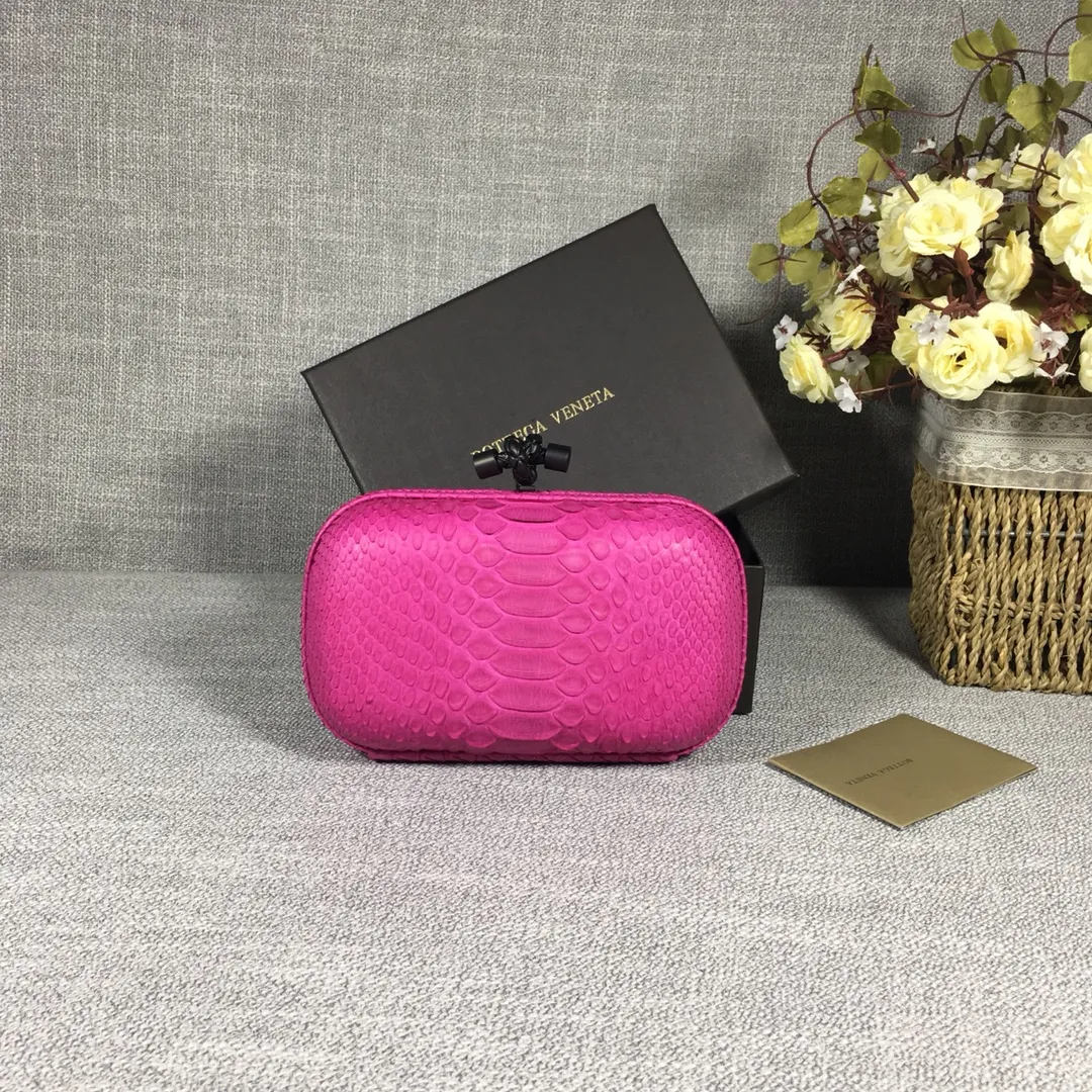 🔥🔥Model No. 8651🔥🔥This elegant clutch bag is one of the most popular handbags in woven bags. It is an interpretation of a classic design that was reintroduced in 2001. Since its launch, the Knot clutch has exhibited exquisite craftsmanship and integrated different styles from low-key to flamboyant. Each new Knot product demonstrates the irresistible and timeless charm of this classic handbag. This luxurious handbag features the signature braided rope buckle and is crafted from rare yellow-ringed forest snake and water snake skins. More charming and luxurious texture. Size: Small 16.5cm